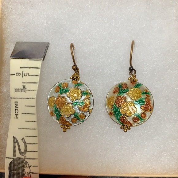 Handmade floral design earrings - Picture 3 of 3